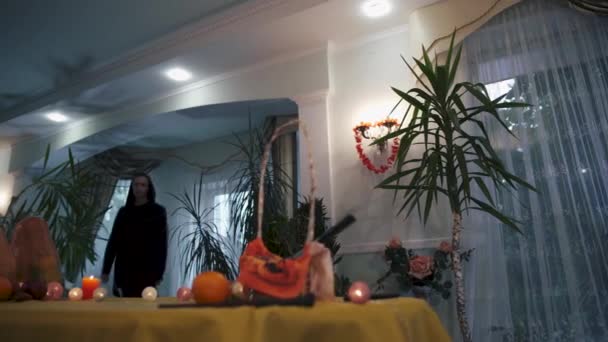 Halloween Tipo Con Mono Negro Viene Mesa Festiva Mago Principiante — Vídeo de stock