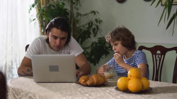 Pequeño Chico Lindo Sentado Mesa Cocina Comiendo Croissant Con Capuchino — Vídeos de Stock