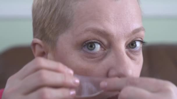 Schöne Reife Frau Setzen Augenklappen Und Blick Auf Kamera Video — Stockvideo