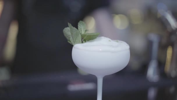 Bellissimo Bicchiere Bianco Con Cocktail Decorato Con Menta Vicino — Video Stock