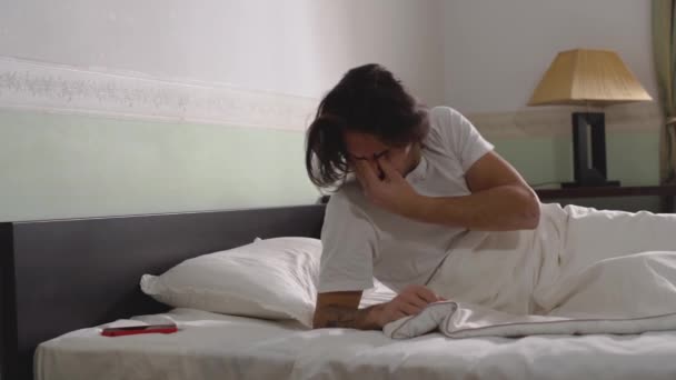 Homem Dormindo Cama Larga Acorda Olha Para Telefone Vai Para — Vídeo de Stock