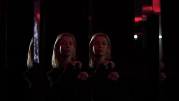 Eine Erwachsene Frau Schwarzer Jacke Mit Glänzenden Ohrringen Tanzt Nachtclub — Stockvideo