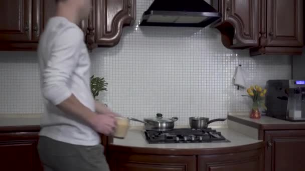 Hombre Confiado Toma Una Taza Transparente Capuchino Café Mesa Estufa — Vídeos de Stock