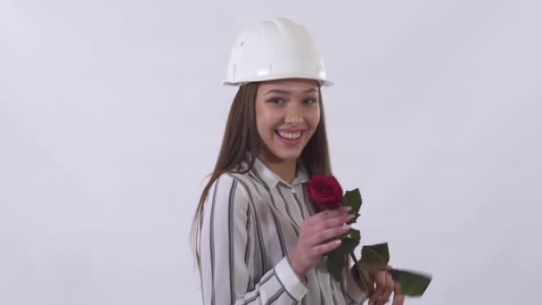 Jovem Mulher Bonita Construção Chapéu Branco Segurando Uma Rosa Vermelha — Vídeo de Stock