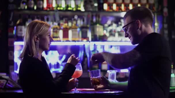 Casal Adulto Bebe Cocktails Balcão Bar Homem Óculos Mulher Loira — Vídeo de Stock