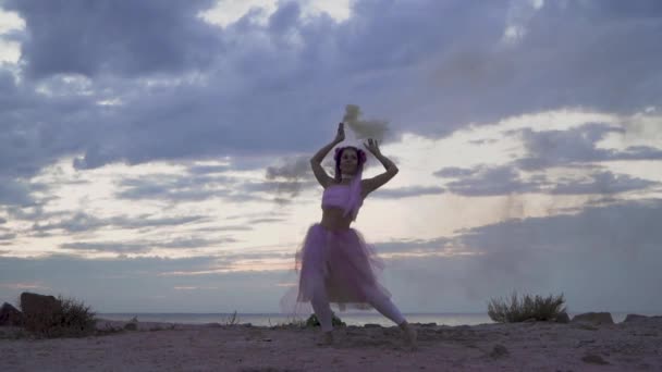 Όμορφη Κοπέλα Φωτεινό Μακιγιάζ Ένα Ροζ Φόρεμα Χορό Εξωτερικούς Χώρους — Αρχείο Βίντεο