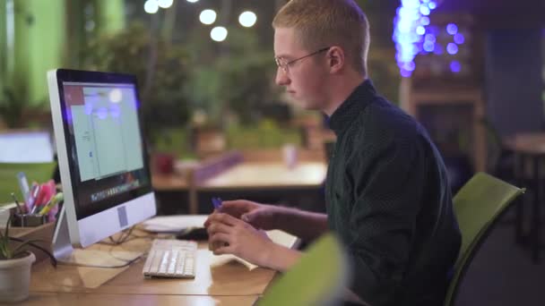 Видео Студента Сидящего Рабочем Месте Перед Современным Компьютером Офисе — стоковое видео