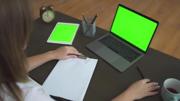 国务卿通过互联网和工作场所桌上放着绿色屏幕的笔记本电脑进行在线谈判 — 图库视频影像