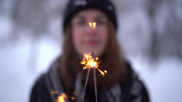 Porträtt Söt Leende Ung Kvinna Varm Jacka Med Brinnande Tomtebloss — Stockvideo