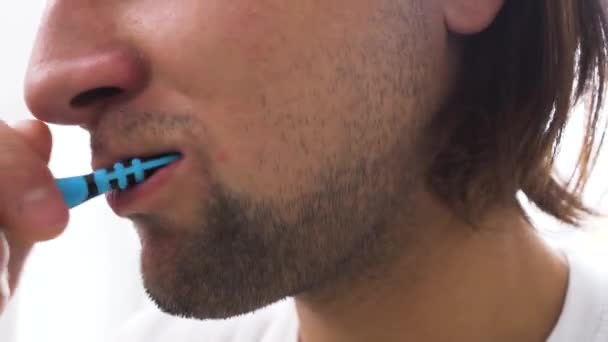 Mans Rosto Escovar Dentes Com Escova Dentes Azul Fundo Branco — Vídeo de Stock