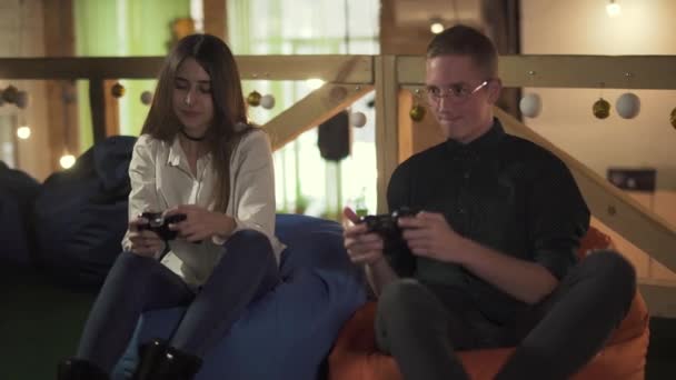 Jongeman Vrouw Spelen Video Game Zitten Stoelen Cafe Video — Stockvideo