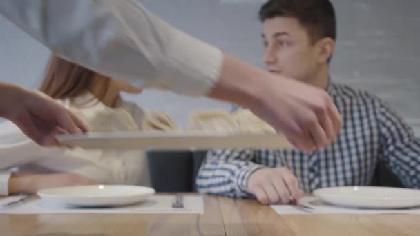 Casal Positivo Olhando Com Interesse Bolinhos Khinkali Sobre Mesa Frente — Vídeo de Stock