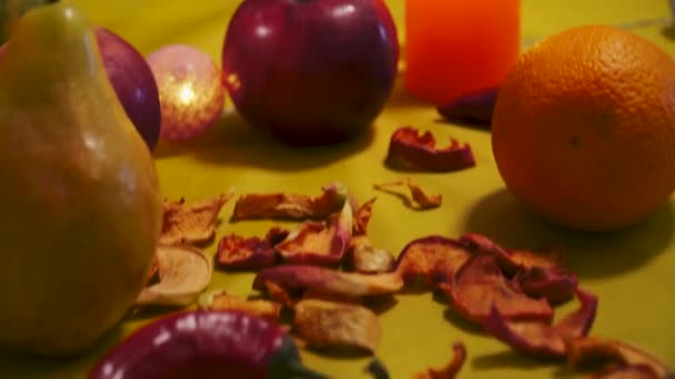 Halloween Velas Ardientes Calabazas Frutas Sobre Mesa Las Manos Masculinas — Vídeo de stock