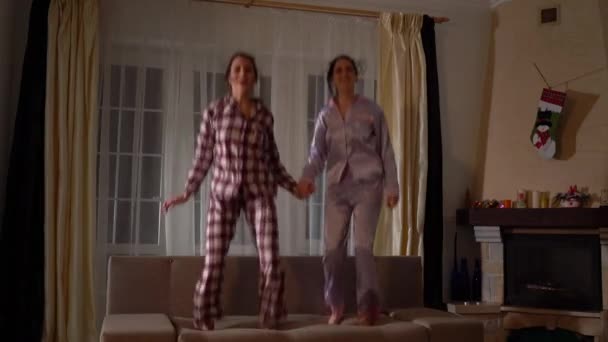 Soeurs Jumelles Adultes Ludiques Pyjama Sautant Sur Canapé Dans Salon — Video