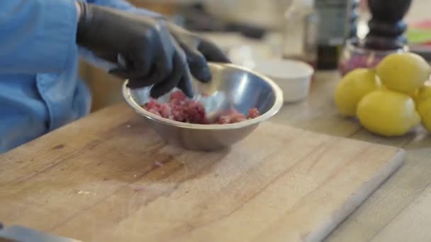 Cocinero Guantes Negros Mezclando Con Sal Pimienta Trozo Crudo Carne — Vídeos de Stock