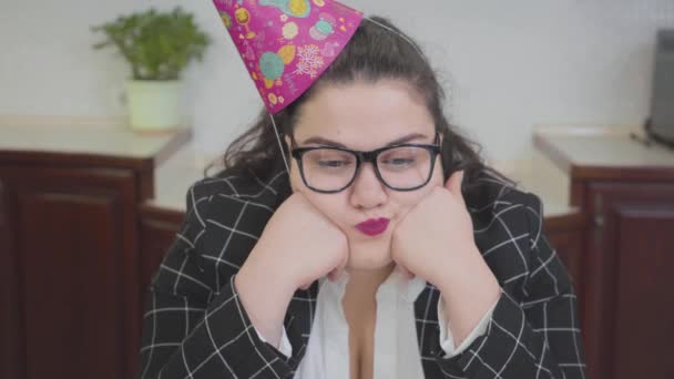 Close Portrait Sad Plump Woman Festive Cap Stylish Glasses Sitting — Stock Video