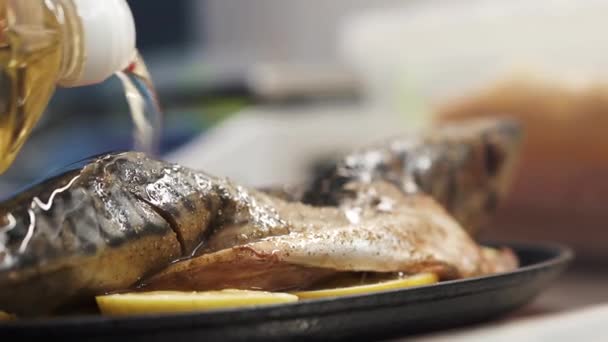 Свіжа Риба Скумбрії Посипана Спеціями Подається Лимоном Чорній Тарілці Заливається — стокове відео