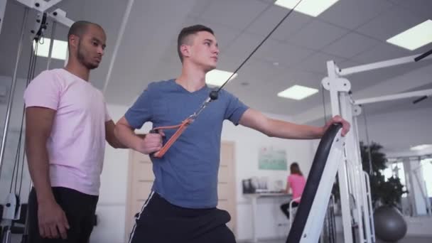 Entrenador Afroamericano Ayuda Los Jóvenes Entrenar Hombre Joven Está Haciendo — Vídeo de stock