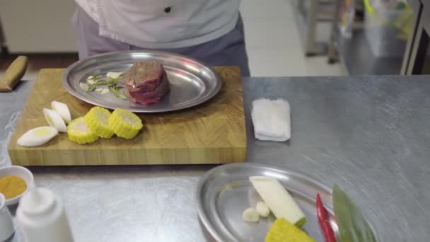Der Koch Der Schürze Salz Stück Fleisch Mit Gewürzen Vor — Stockvideo