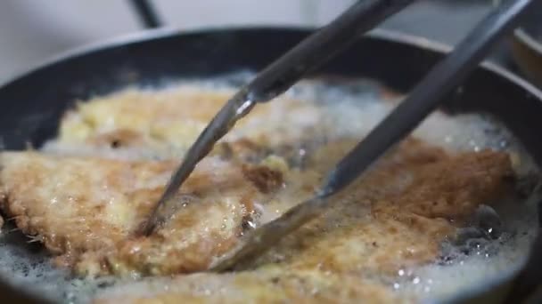 Köstliche Saftige Schnitzel Werden Einer Pfanne Sprudelndem Sonnenblumenöl Aus Nächster — Stockvideo