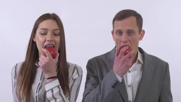 Retrato Del Hombre Mujer Comiendo Manzanas Sonriendo Cerca Estilo Vida — Vídeos de Stock