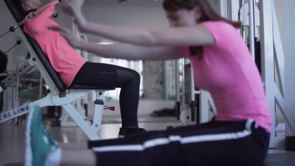 Dos Mujeres Están Haciendo Diferentes Ejercicios Gimnasio Las Chicas Mantienen — Vídeo de stock