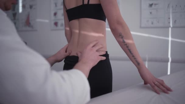 Arzt Überprüft Zustand Der Jungen Frau Die Gesund Und Stark — Stockvideo