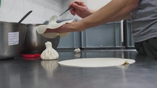 カッテージチーズでキンカリを作る料理の手を閉じます グルジア料理近代的なレストランでの食品の準備 生地製品製造業 — ストック動画