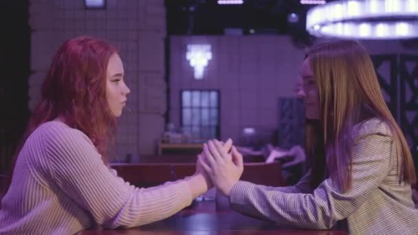 Porträt Von Zwei Schönen Lesbischen Paar Händchen Haltend Blauem Licht — Stockvideo