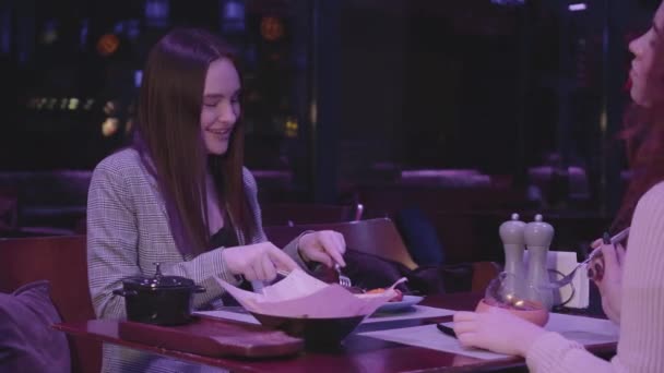 Două Iubite Drăguțe Cina Într Restaurant Modern Împreună — Videoclip de stoc