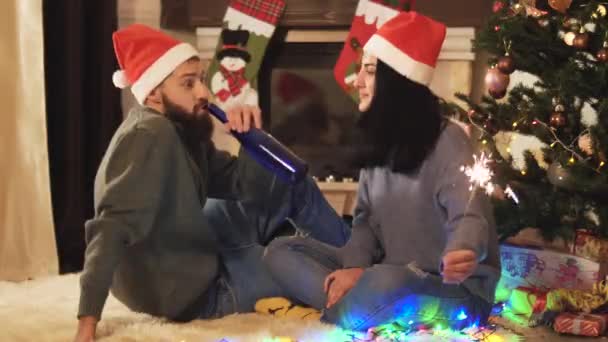 Uomo Donna Abiti Casa Seduti All Albero Capodanno Donna Che — Video Stock