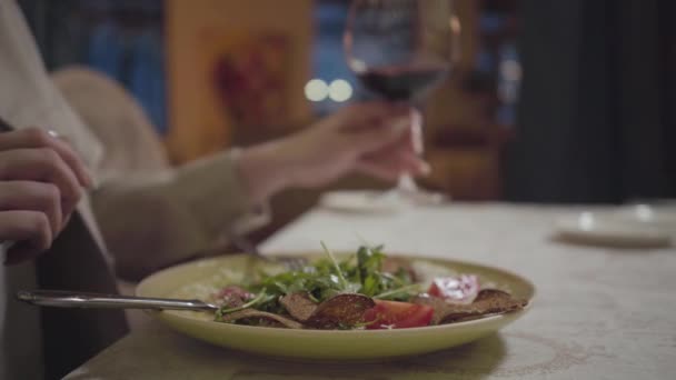 Mãos Jovem Mulher Que Corta Carne Fresca Saborosa Que Encontra — Vídeo de Stock