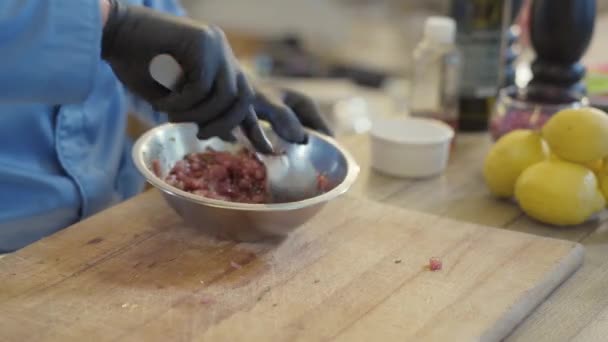 Mãos Cozinheiro Profissional Luvas Borracha Preta Misturando Carne Picada Com — Vídeo de Stock