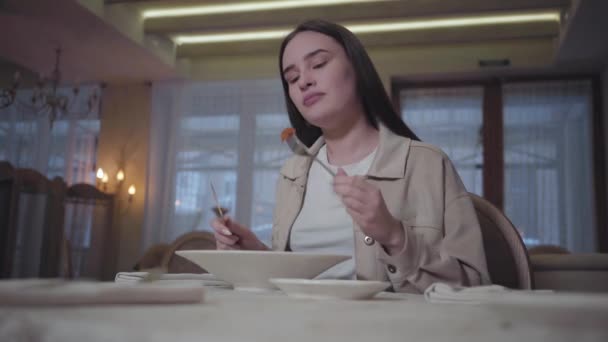 Mujer Guapa Con Pelo Largo Comiendo Chavetas Prouns Sentado Mesa — Vídeo de stock