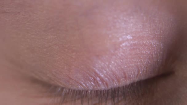 Zbliżenie Pięknego Szarego Oka Człowieka Makroszczegółowe Ujęcia Facet Mruga Powoli — Wideo stockowe