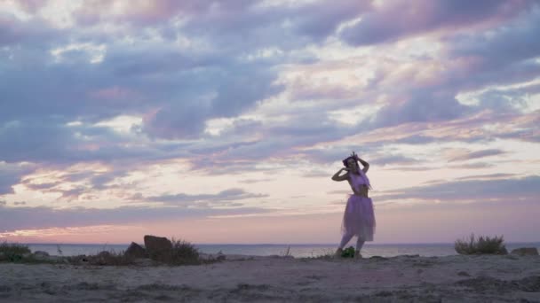 Belle Fille Avec Maquillage Lumineux Dans Une Robe Rose Dansant — Video