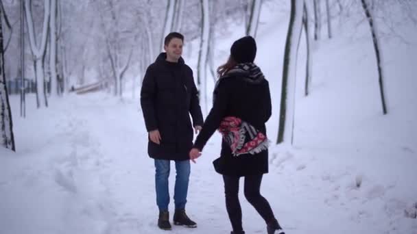 Красива Молода Жінка Підбігає Високого Чоловіка Стрибає Його Руки Зимовому — стокове відео