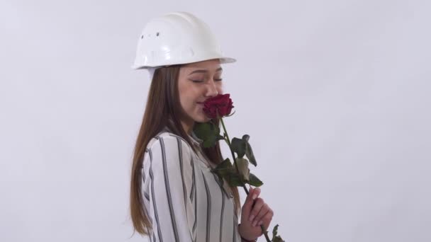 Joven Mujer Hermosa Construcción Sombrero Blanco Sosteniendo Una Rosa Roja — Vídeos de Stock