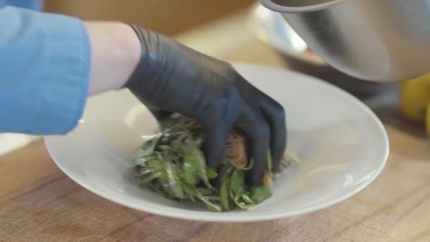 Mão Chef Luva Látex Preto Colocar Uma Salada Com Macarrão — Vídeo de Stock