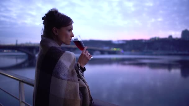 Menina Tapete Varanda Hotel Com Vista Para Rio Beber Vinho — Vídeo de Stock