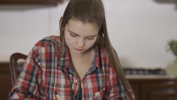 Uma Adolescente Bonita Fazer Trabalhos Casa Casa Sentada Mesa Estudante — Vídeo de Stock