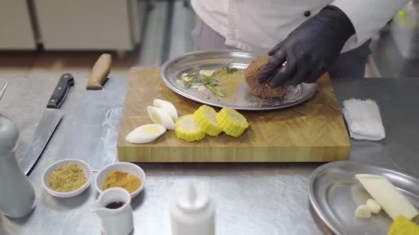 Chefs Manos Guantes Látex Negro Frota Pedazo Ternera Plato Metal — Vídeos de Stock