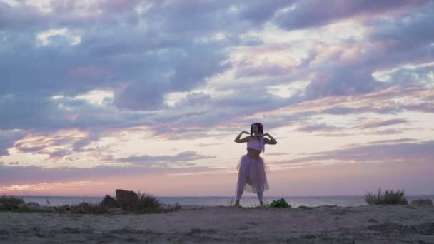 Schönes Mädchen Mit Hellem Make Einem Rosa Kleid Das Draußen — Stockvideo