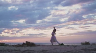 Açık havada dans eden pembe elbiseli, parlak makyajlı güzel kız..