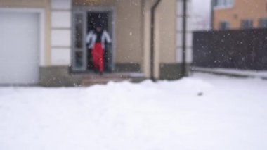 Kadın ve sakallı adamın videosu karı alıp kıza fırlatıyor.