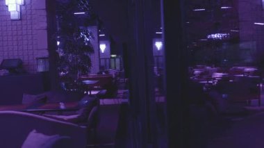 Geceleri boş restoranın güzel tasarımı. İnanılmaz yıldırım.