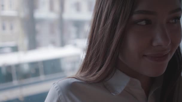 Retrato Uma Mulher Bonita Com Cabelos Longos Pensando Olhando Janela — Vídeo de Stock