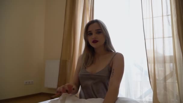 Молода Дівчина Макіяжем Сидить Біля Ліжка Кімнаті Великим Вікном Жінка — стокове відео