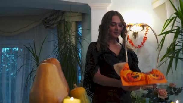 Девушка Несёт Конфеты Стол Видит Ведьмовскую Шляпу Ведьма Готовится Хэллоуину — стоковое видео