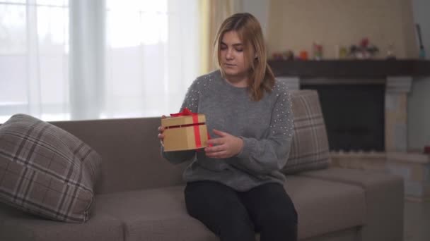 Pufók Talál Ajándékot Amit Otthon Hagyott Kanapén Dagadt Lány Kinyitja — Stock videók